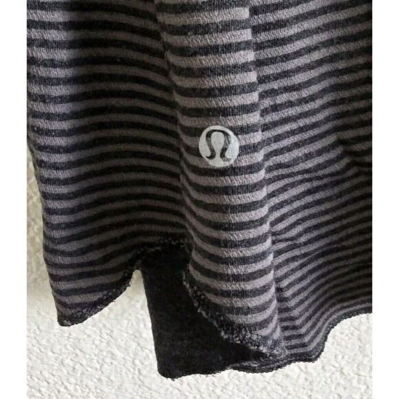 Lululemon Open Your Heart Reversible Top Gray Striped Thumb Holes Est. Size 8 - Picture 7 of 10